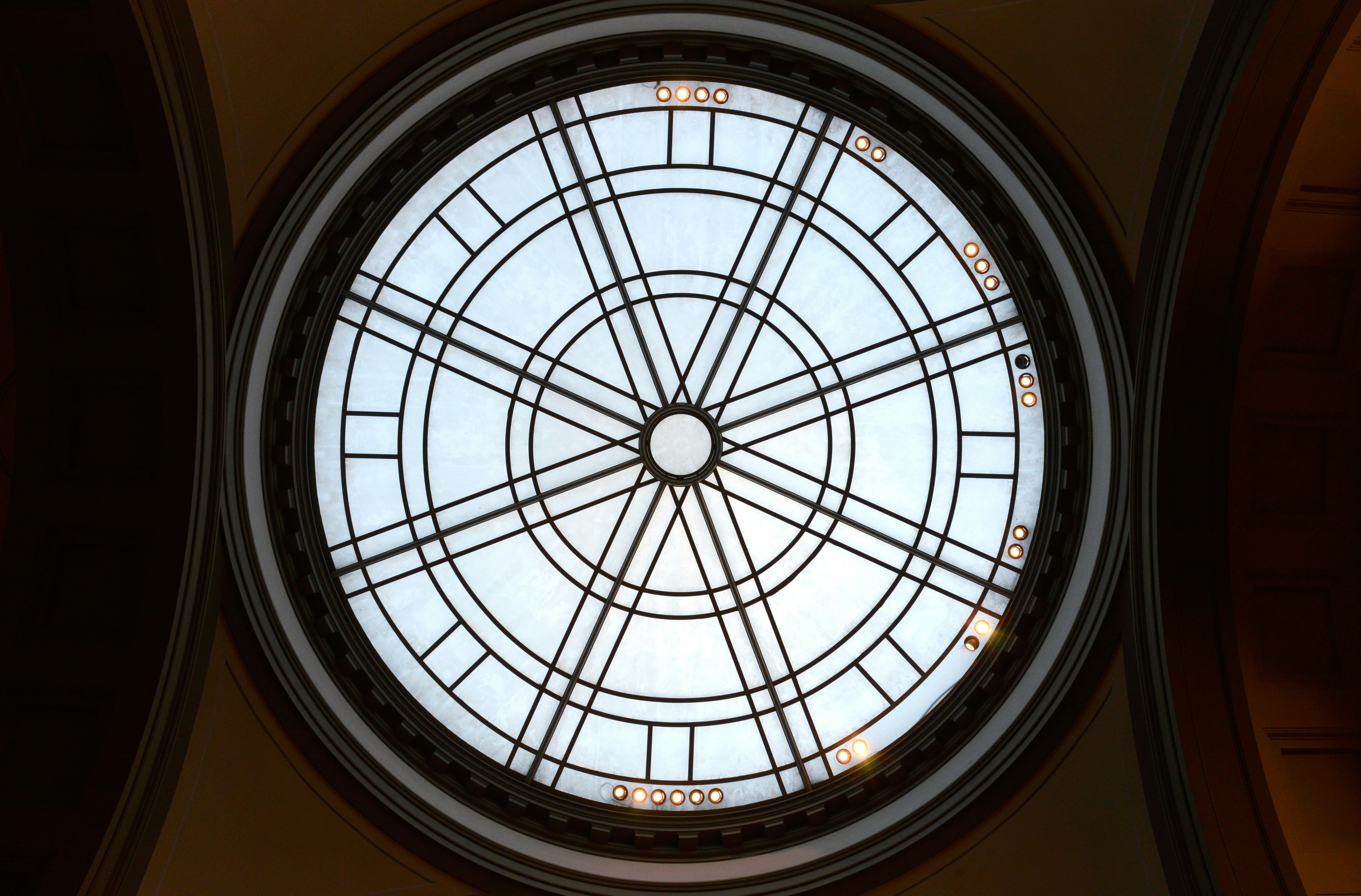ein rundes Glasfenster in der Decke eines Gebäudes