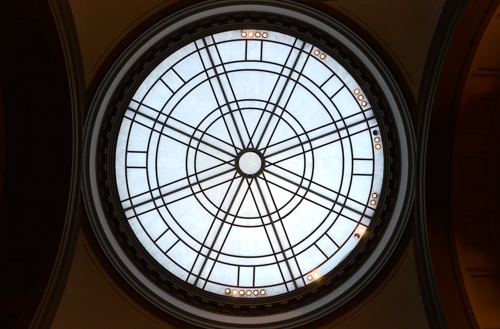 Una ventana circular de vidrio en el techo de un edificio
