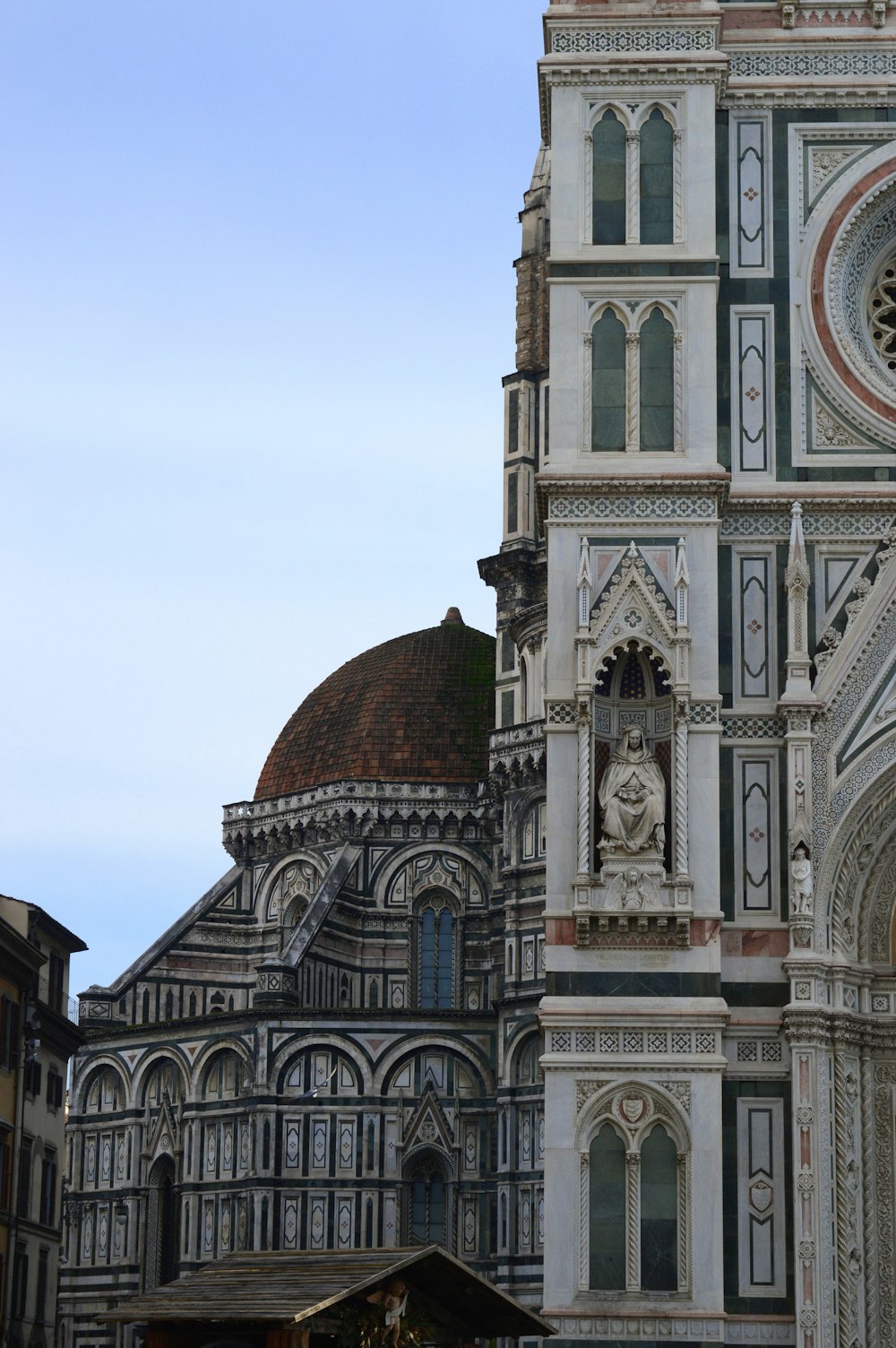 Cathédrale blanche et brune