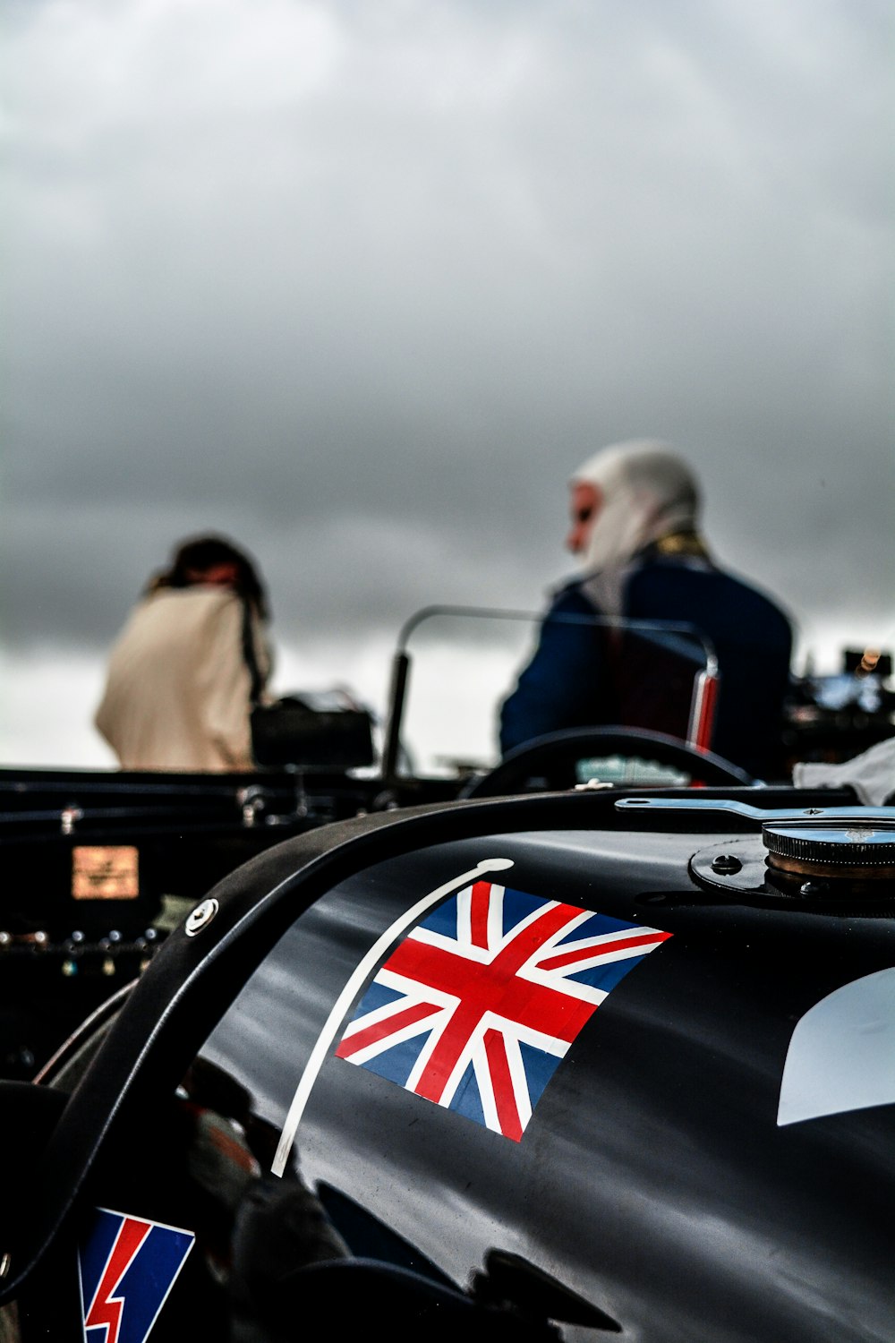 fotografía de enfoque selectivo de la bandera del Reino Unido en el automóvil
