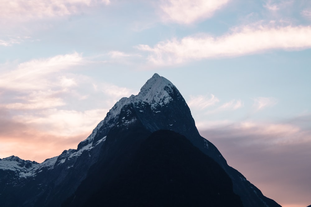 Montagne blanche et noire