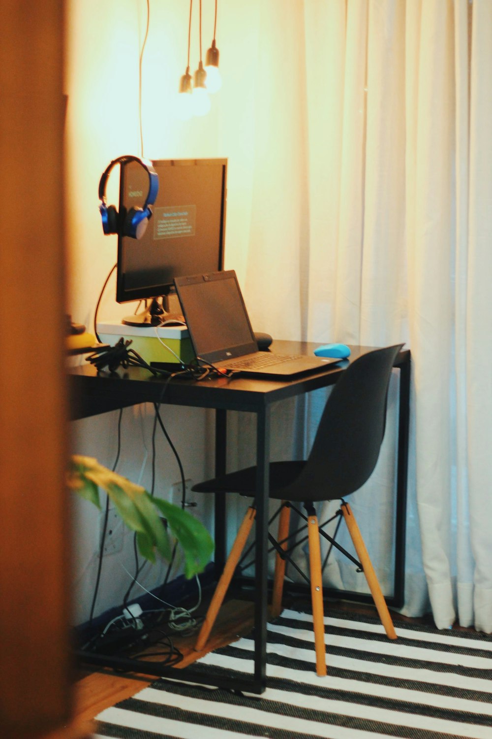 mesa de escritório de madeira preta com laptop e monitor