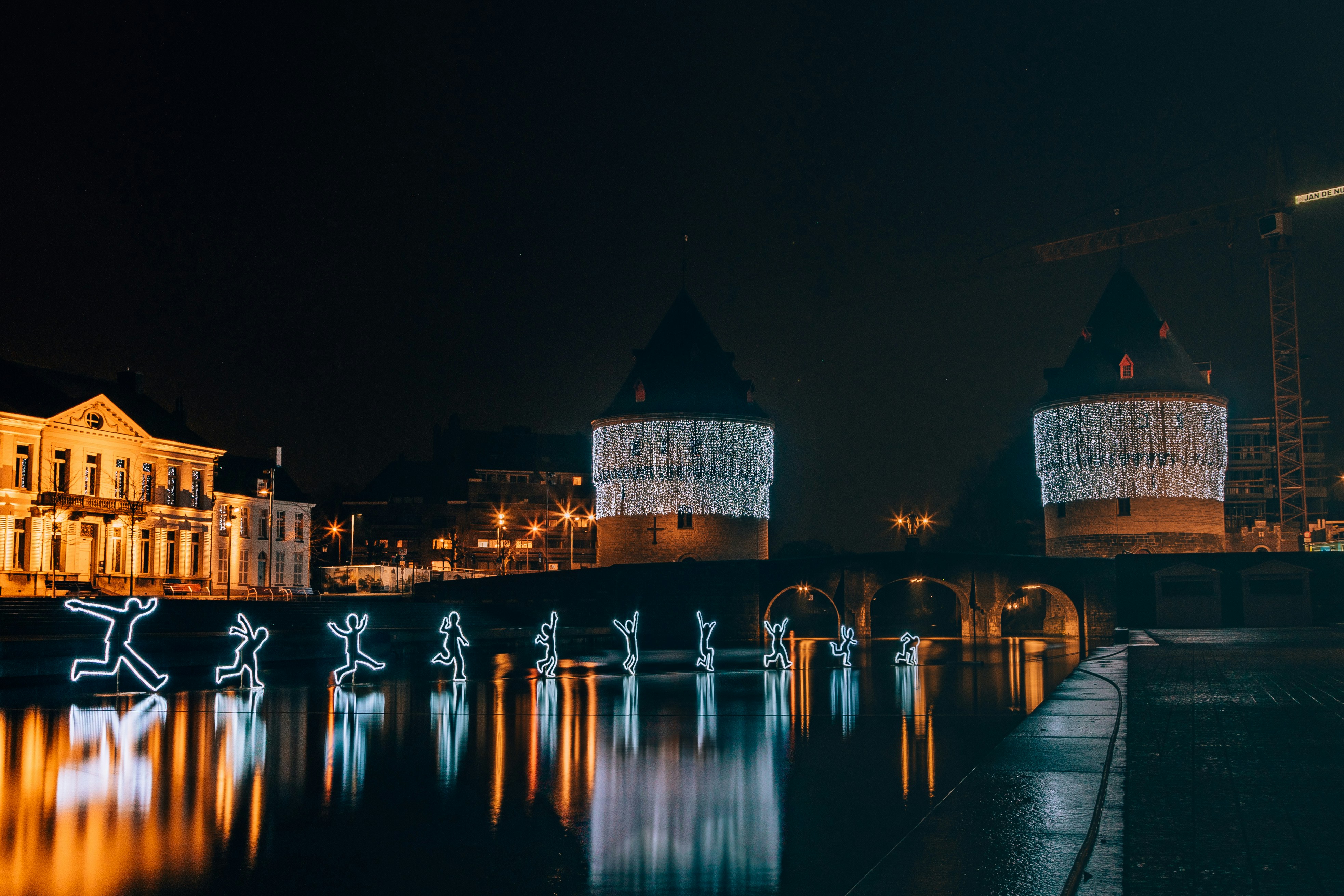 bâtiment éclairé pendant la nuit
