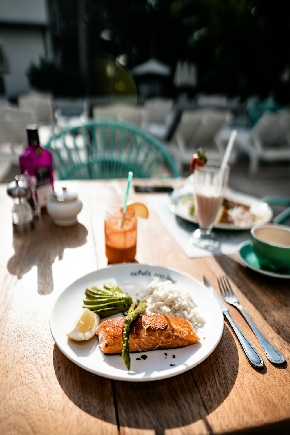 Gekochtes Essen auf Teller und Tisch