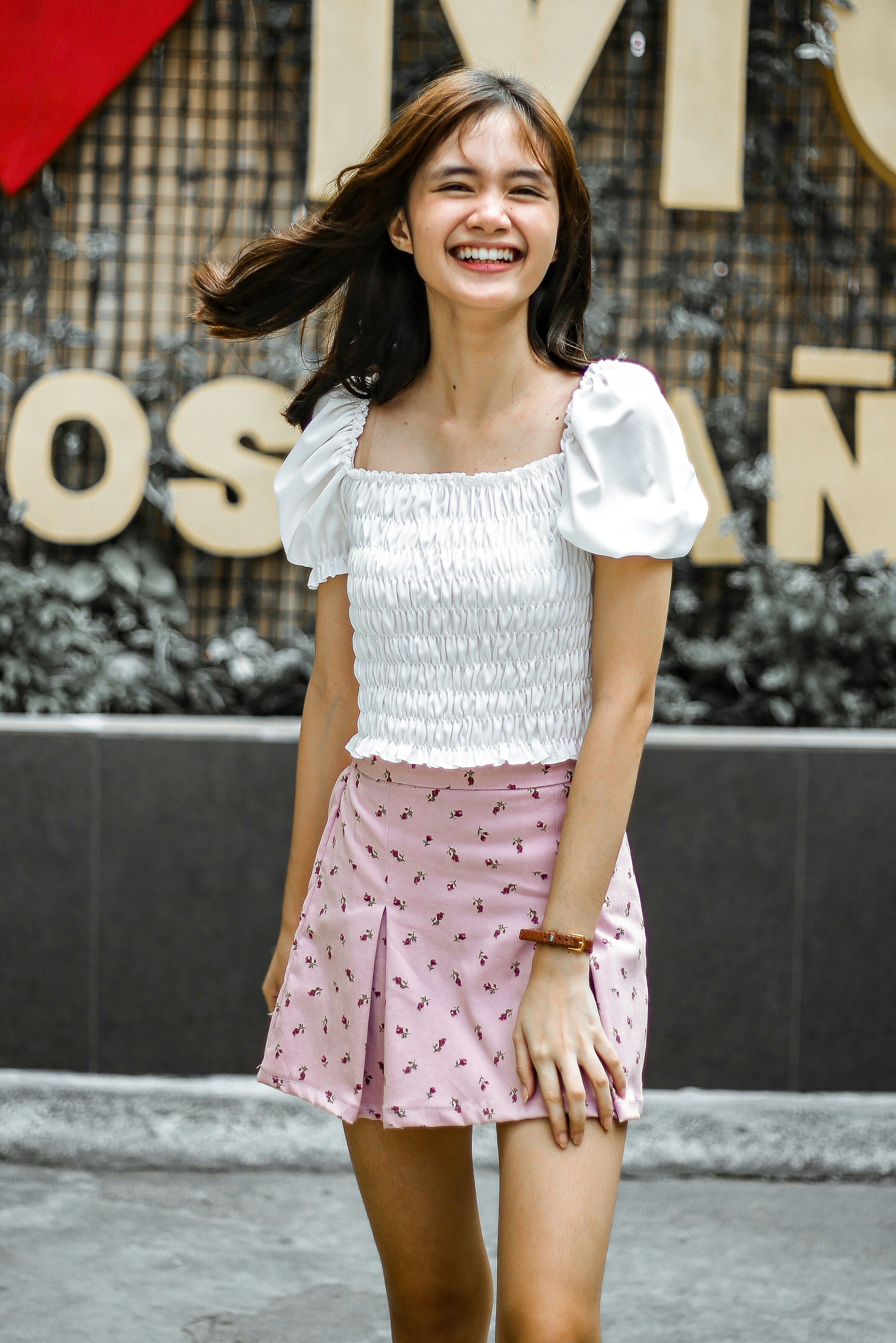 Femme en crop-top blanc et jupe rose