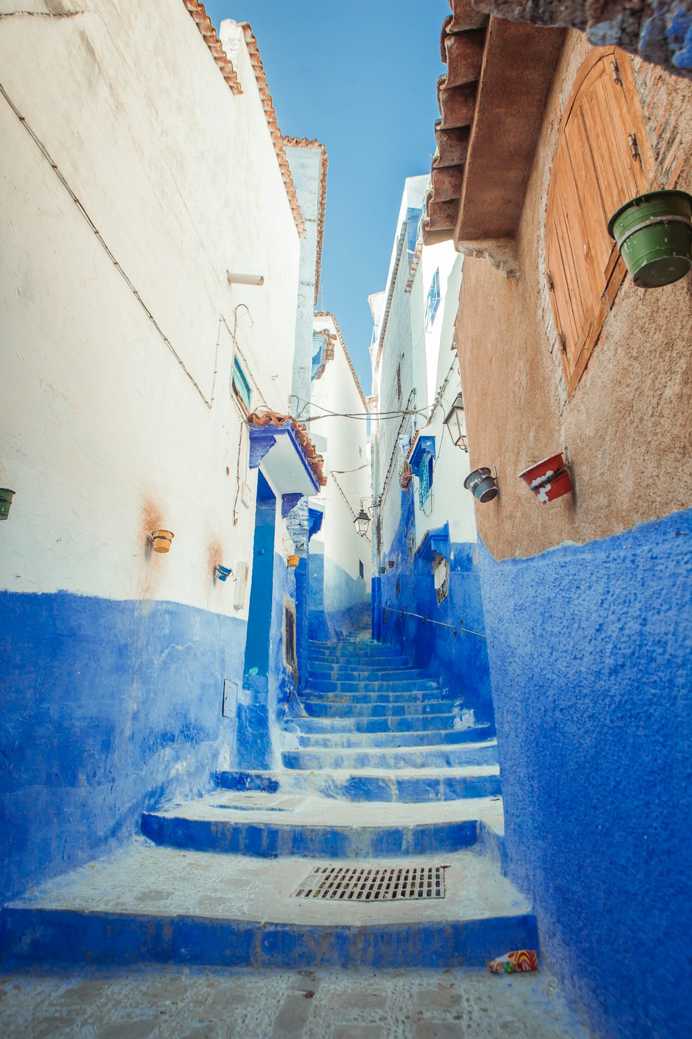 青と白のコンクリートの廊下階段
