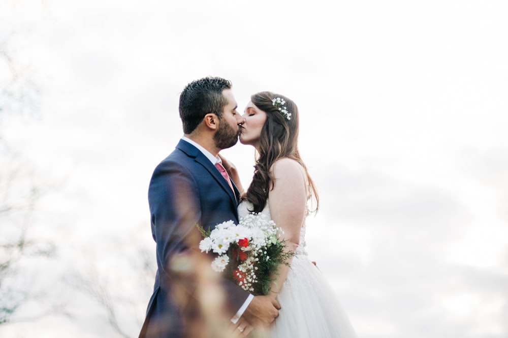 newly wedding man and woman kissing