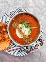 tigela de sopa grossa no prato