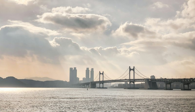 관광 홍보영상 제작, 조회수 대신 방문으로 성과 내는 법 — 부산·경남 지자체 담당자가 과업지시서 단계에서 정할 성과지표·외국어 버전·계약 조항