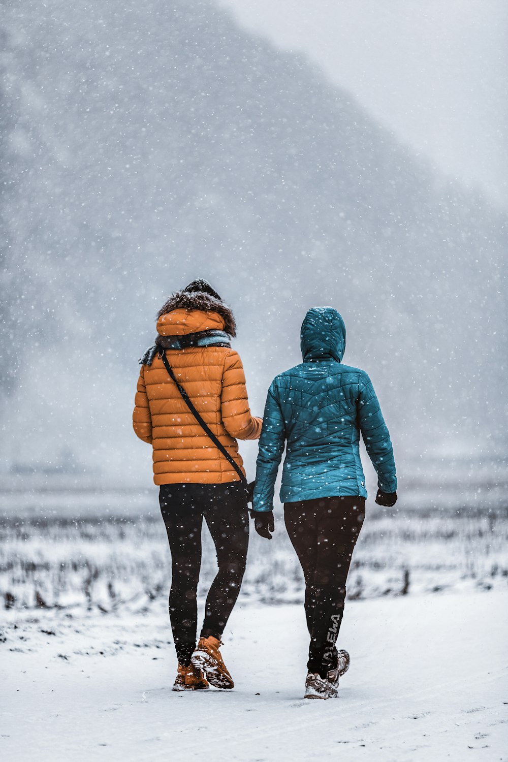 Mann und Frau gehen auf schneebedecktem Boden