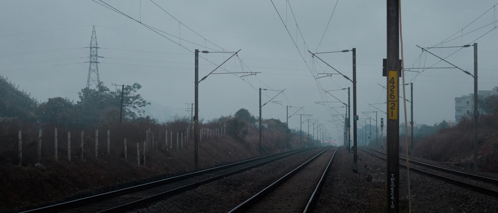 Braune Eisenbahn am nebligen Tag