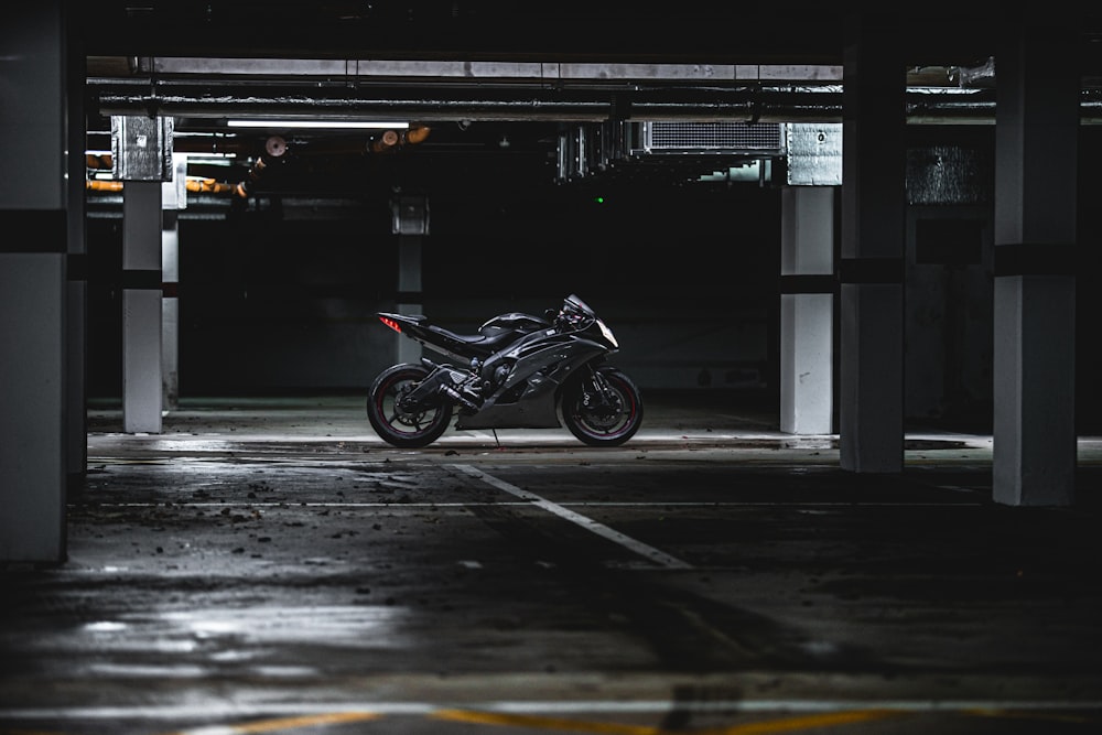 ガレージエリアの黒いスポーツバイク駐車場