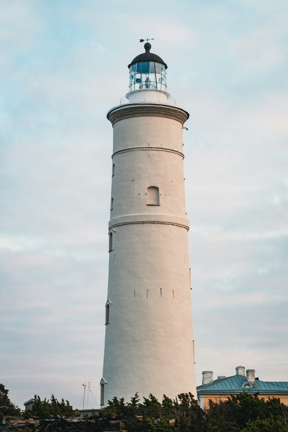 Weißer Leuchtturm tagsüber