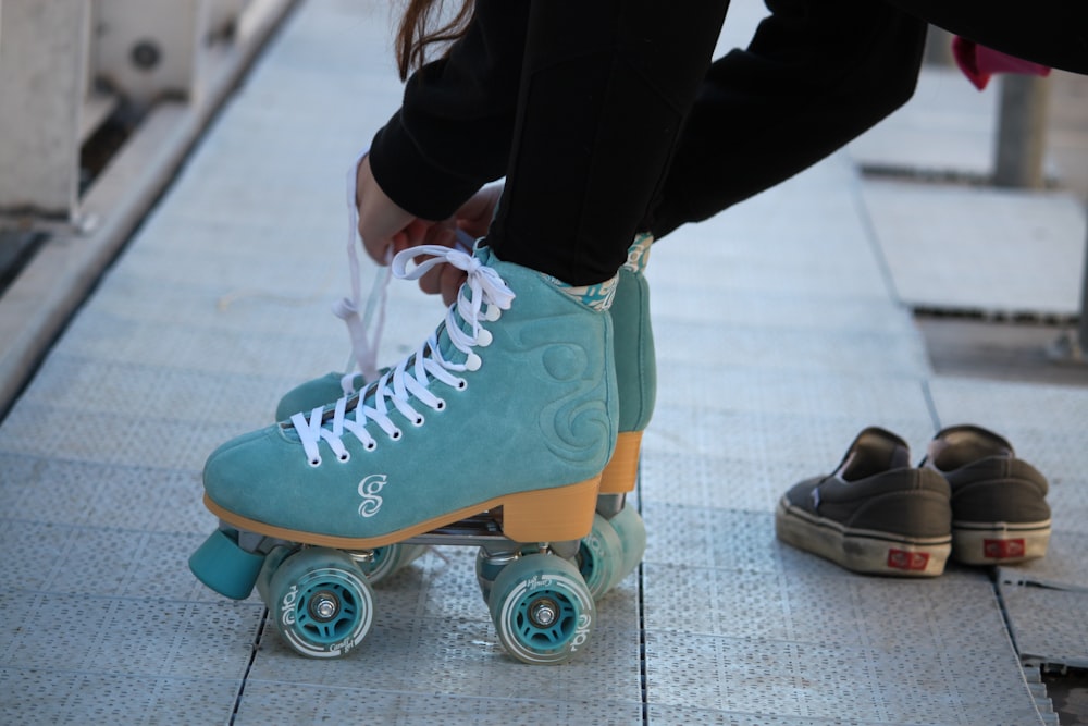 파란색과 흰색 롤러 스케이트