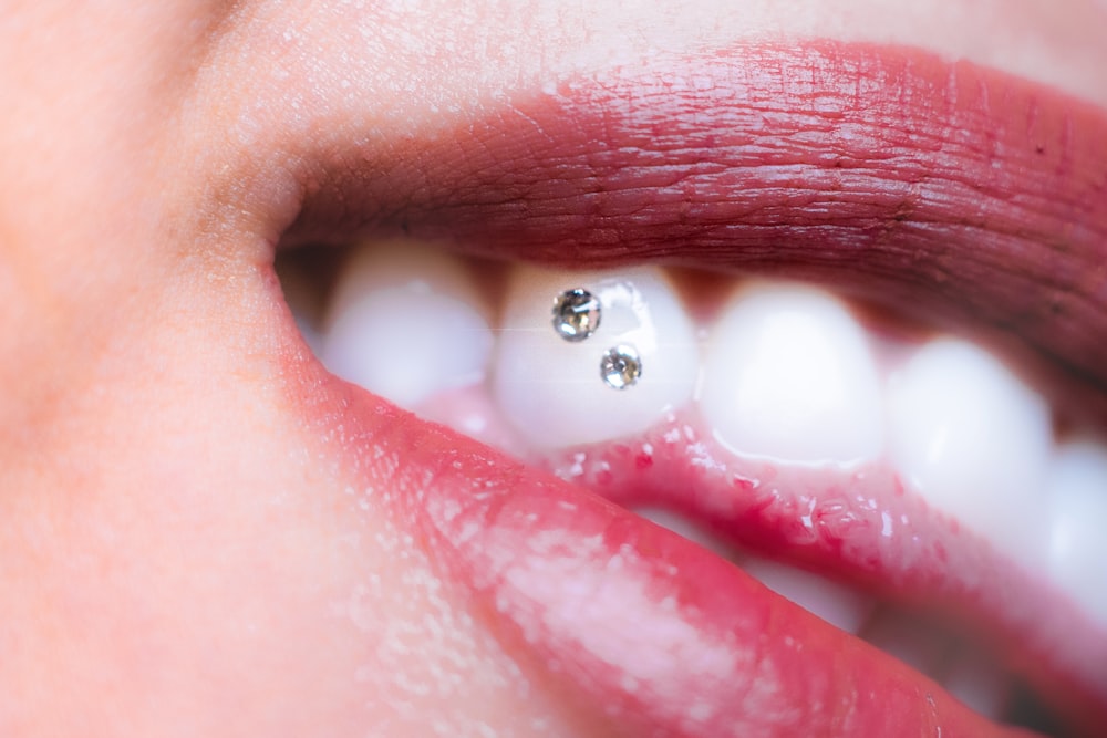 foto de foco raso dos dentes da pessoa