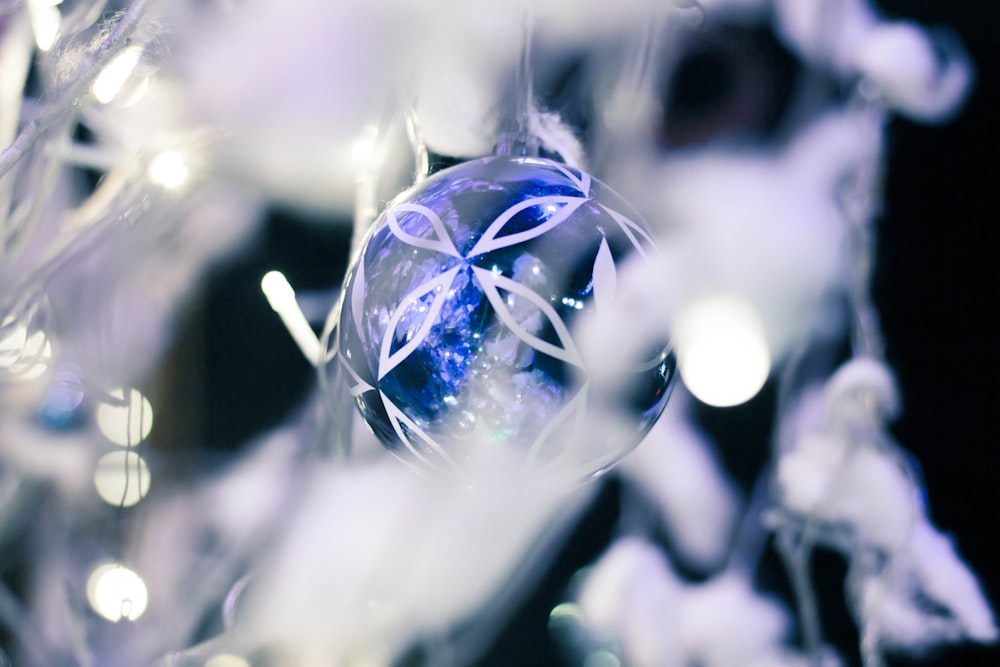 close up photography of blue Christmas bauble