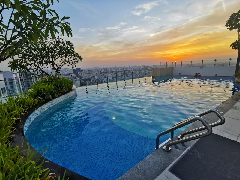Hồ bơi vô cực lúc hoàng hôn