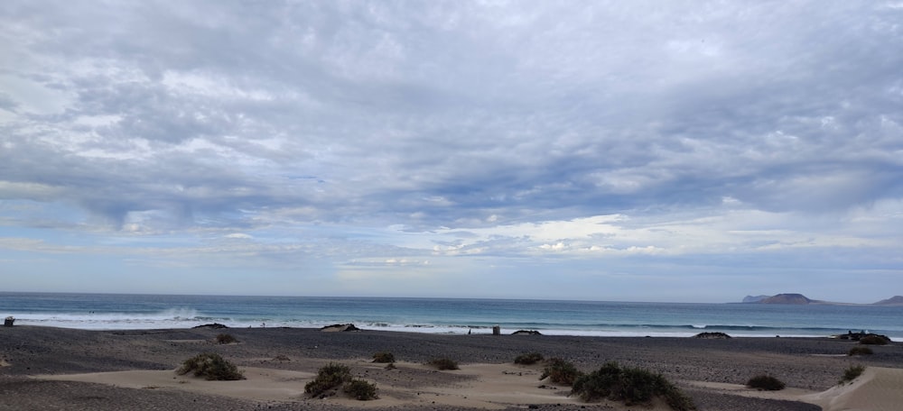 Una vista de una playa desde la distancia