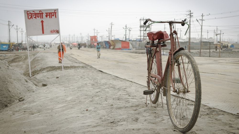 갈색 도시 자전거의 얕은 초점 사진