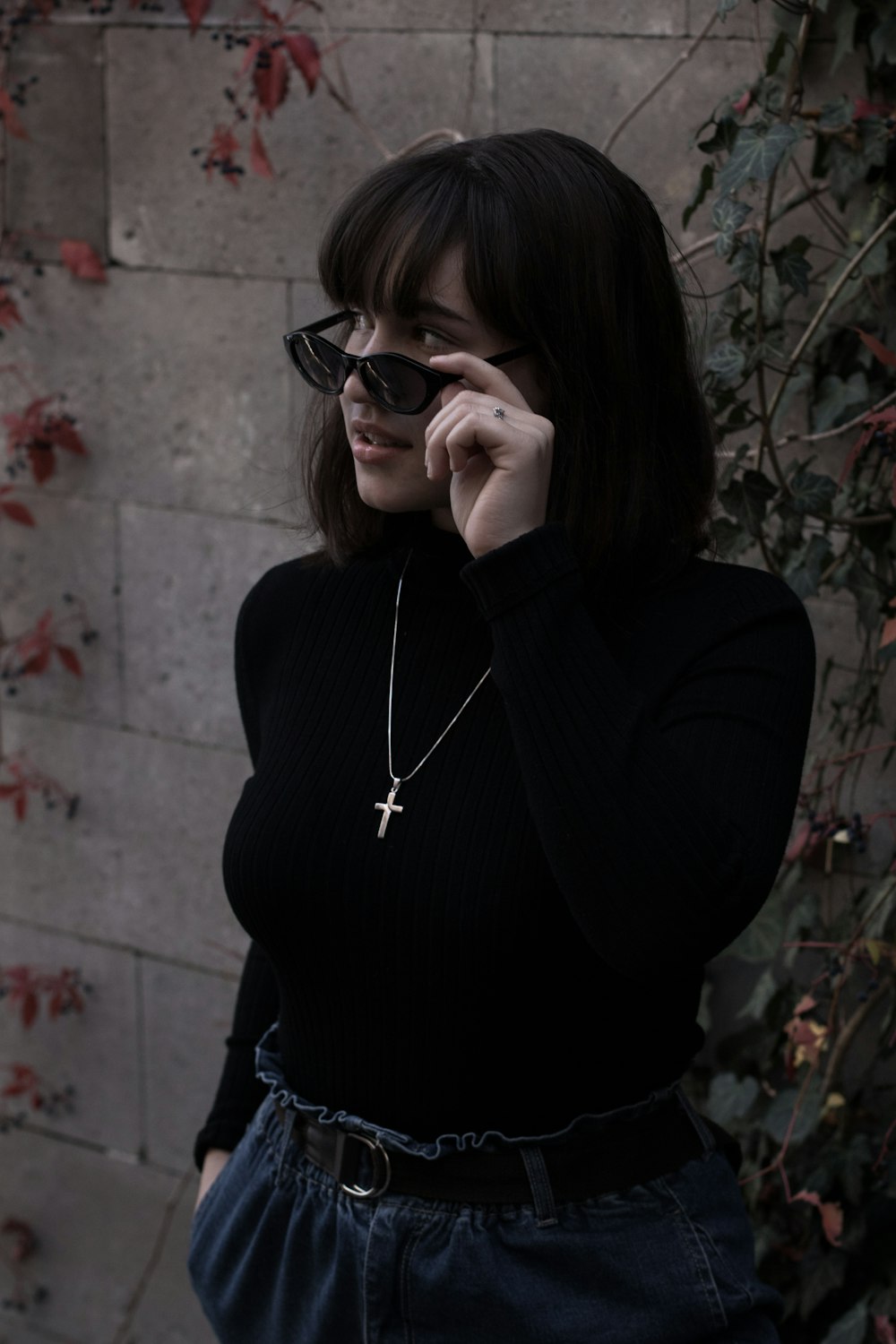 Foto Camisa negra mujer con cuello redondo y manga larga – Imagen Negro gratis en
