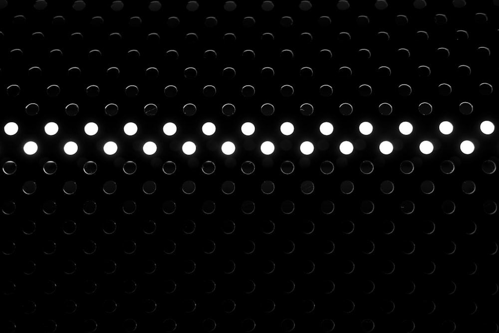 uma foto em preto e branco de uma fileira de luzes