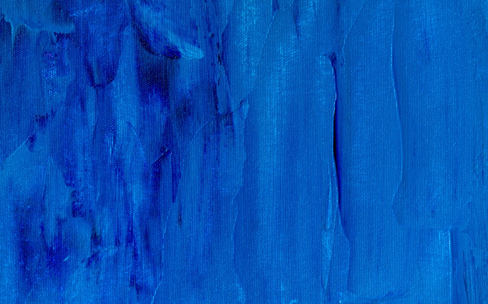 Una pintura de pintura azul en una pared