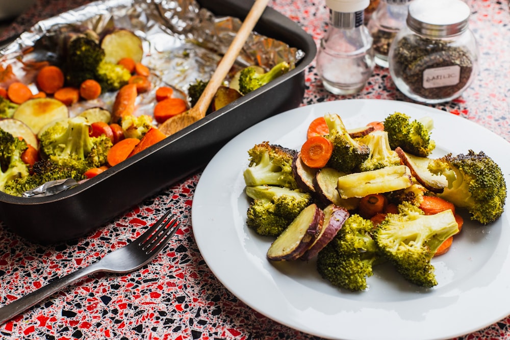 broccoli e carote su piatto bianco