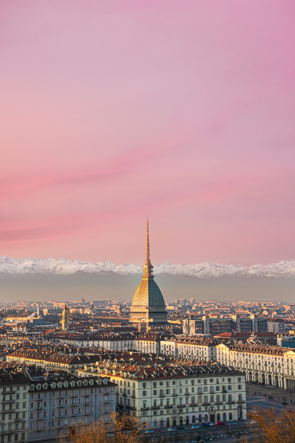 Una vista di una città con le montagne sullo sfondo