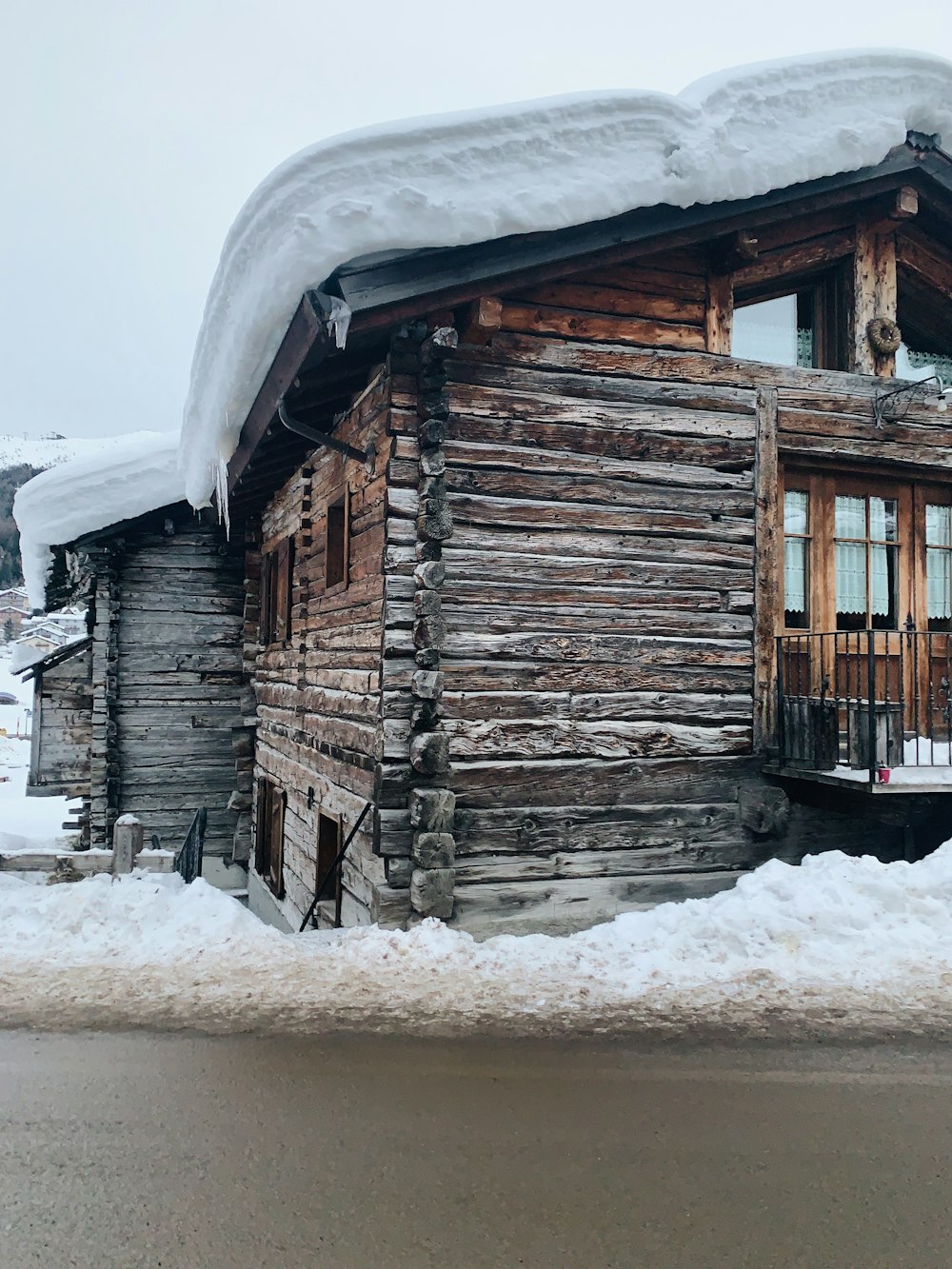 Schneebedecktes braunes Holzhaus tagsüber