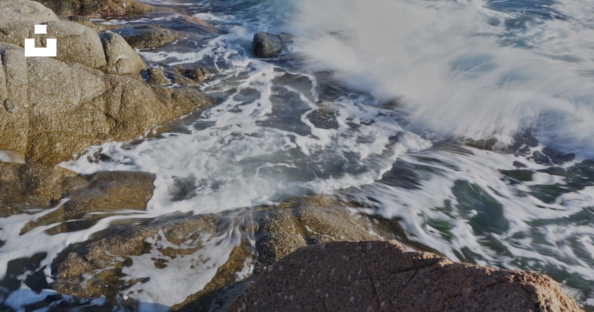 Seawaves smashing on rocks photo – Free Grey Image on Unsplash