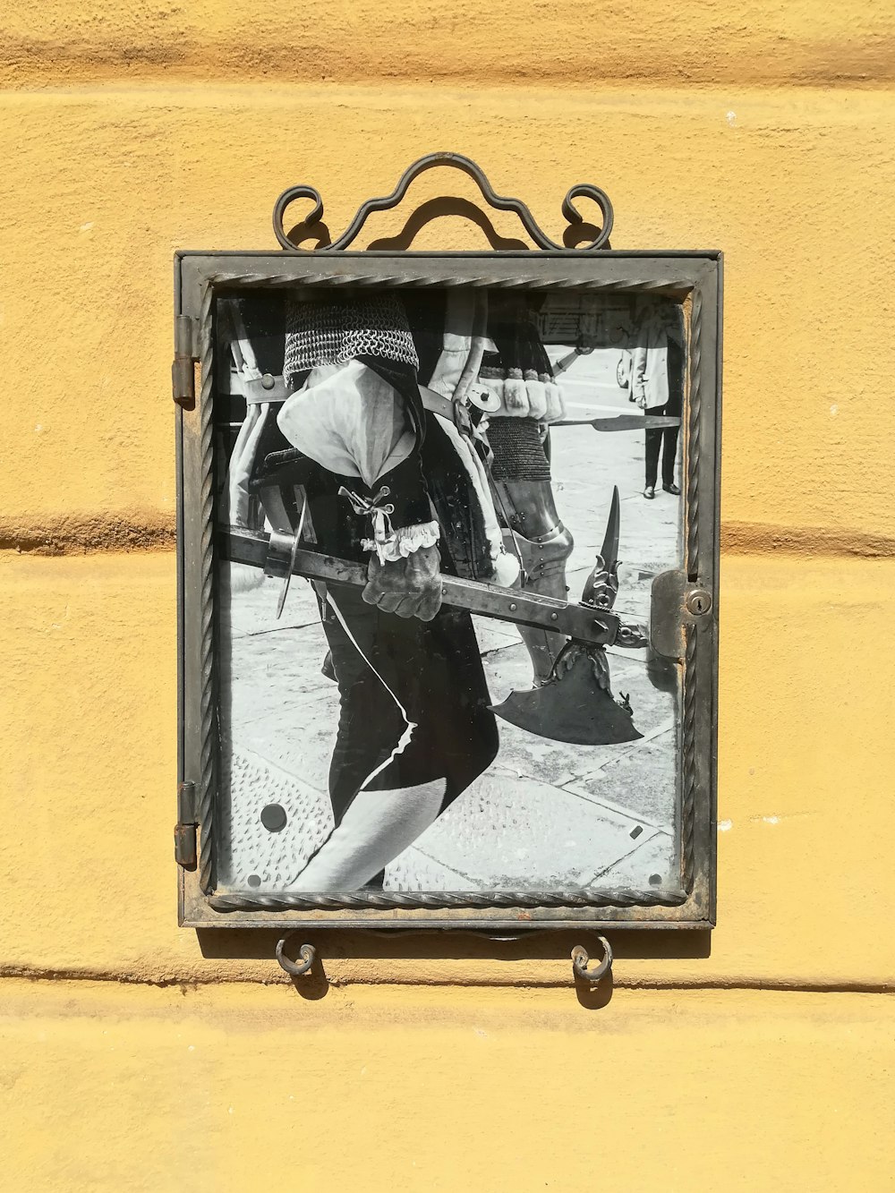 무기를 들고 있는 사람 벽에 거치된 회색조 사진