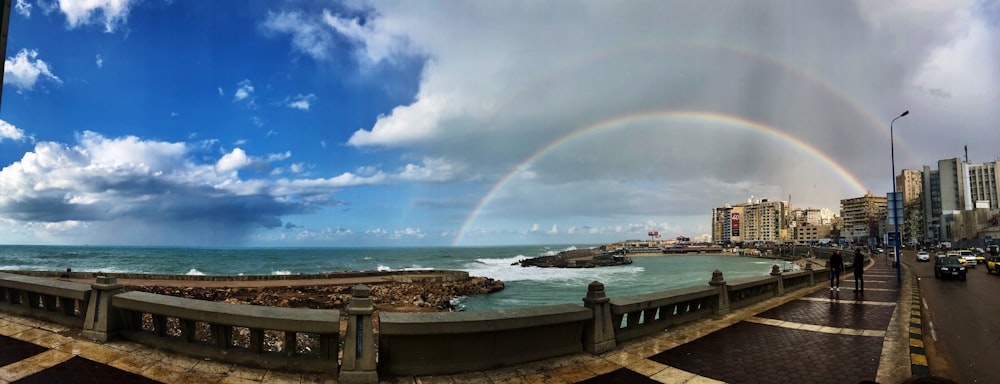 昼間の防潮堤と虹のパノラマ撮影