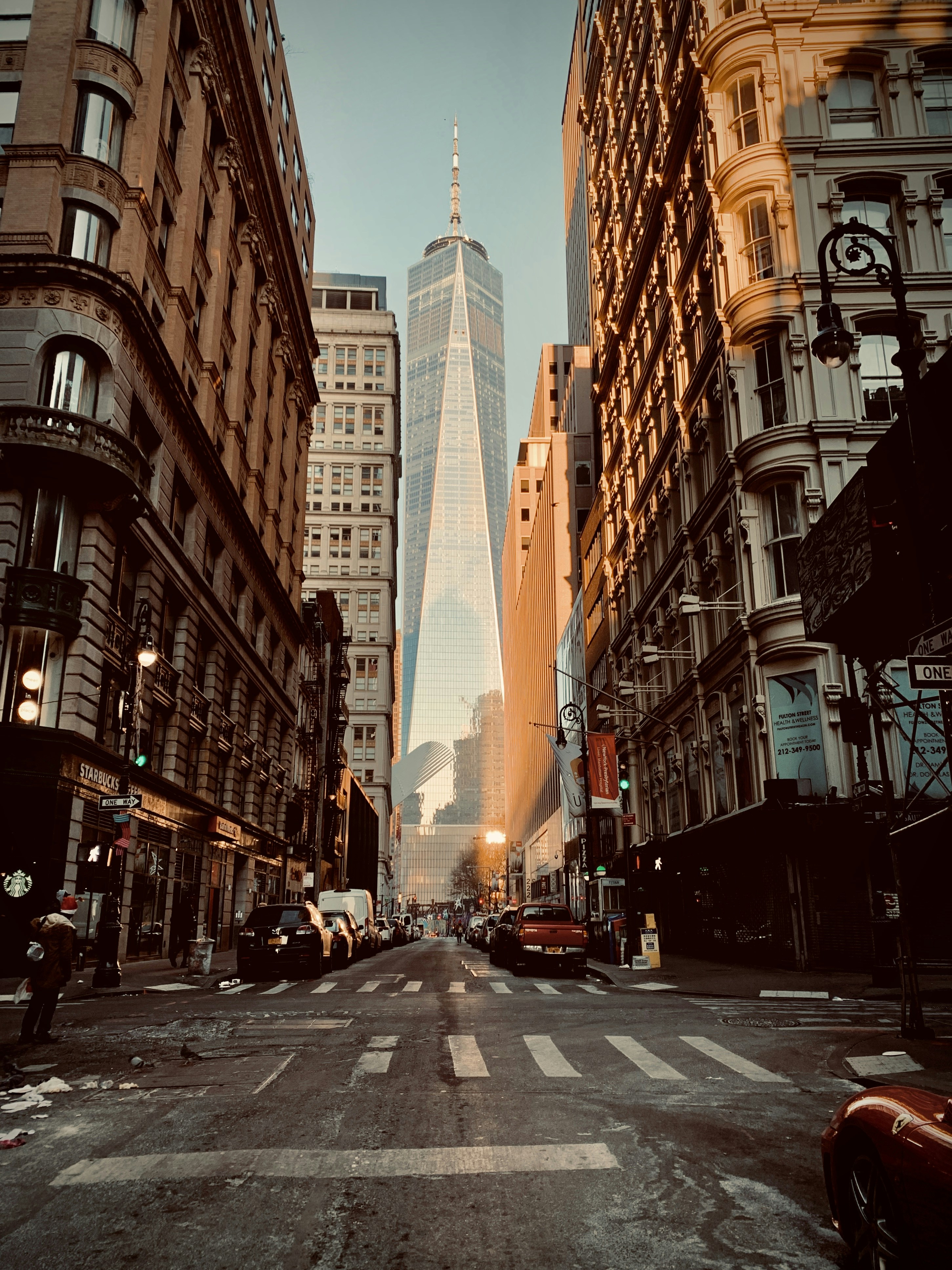 市街地の道路を走る車両