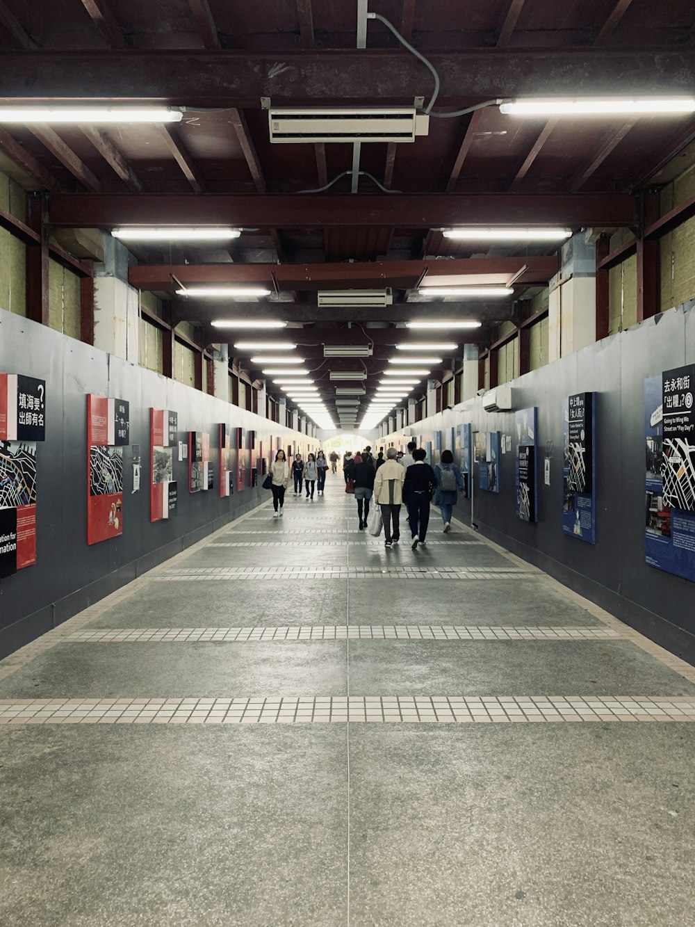 persone che camminano sul corridoio durante il giorno