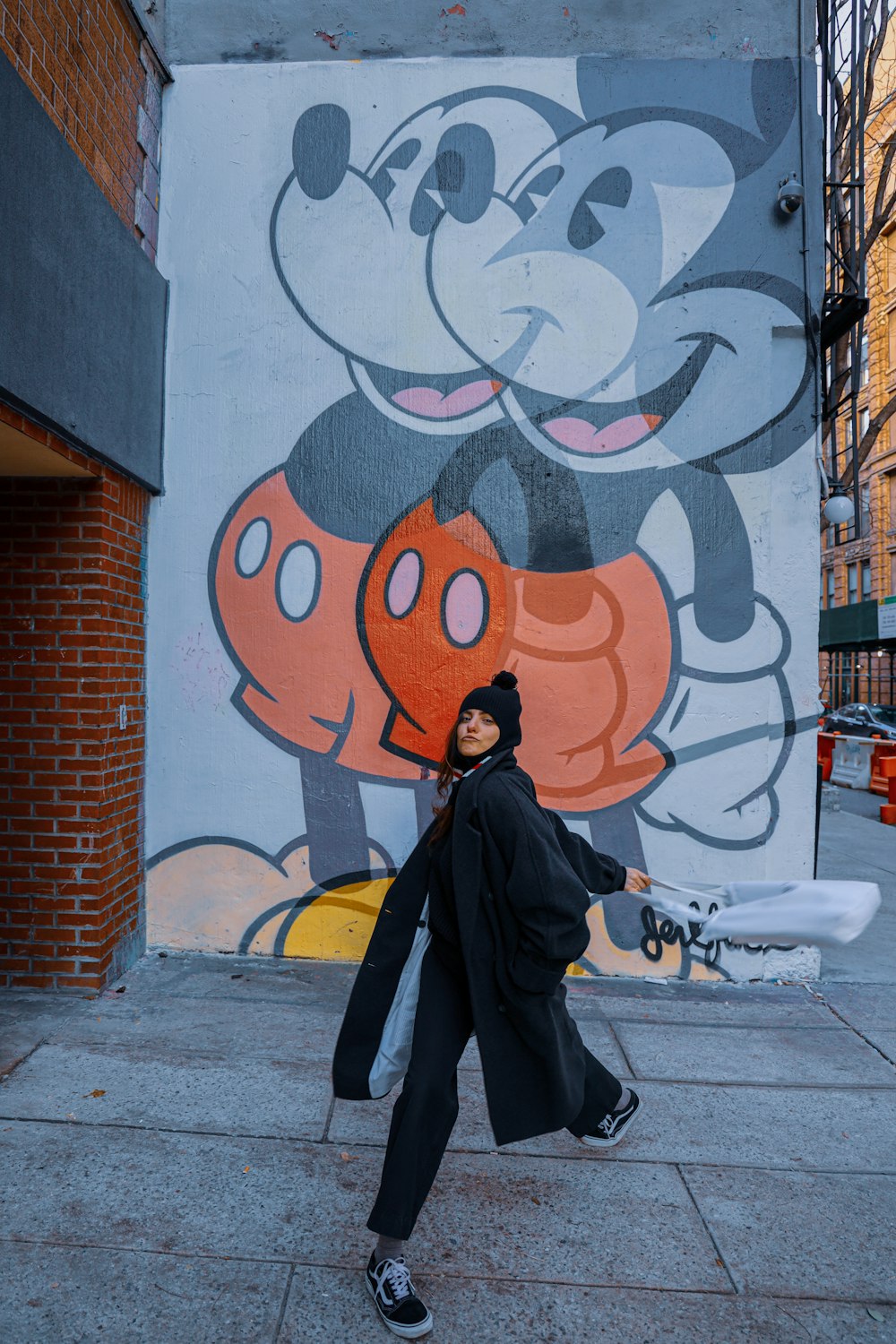 femme près de la peinture murale de Mickey Mouse