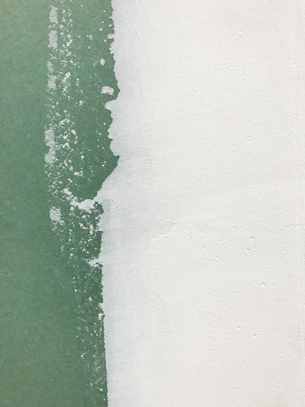 parede branca e verde