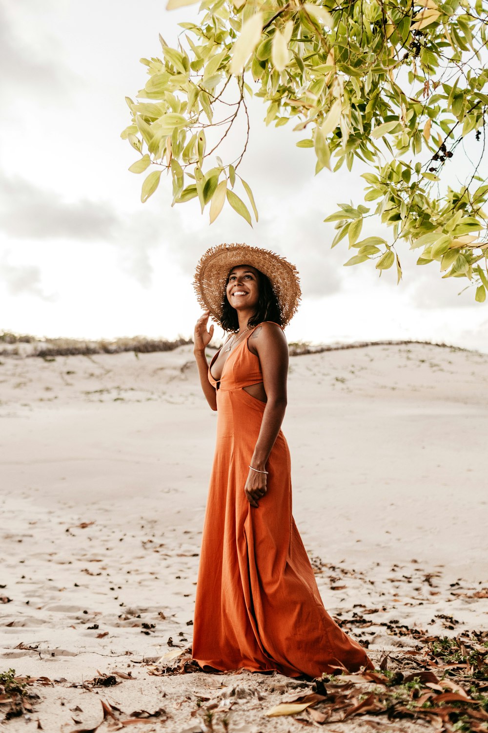 Foto de enfoque superficial de mujer en vestido naranja sin mangas