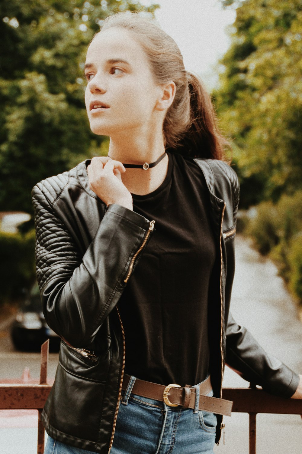 Foto Mujer con camisa negra y chaqueta de cuero negra parada afuera –  Imagen Vestir gratis en Unsplash