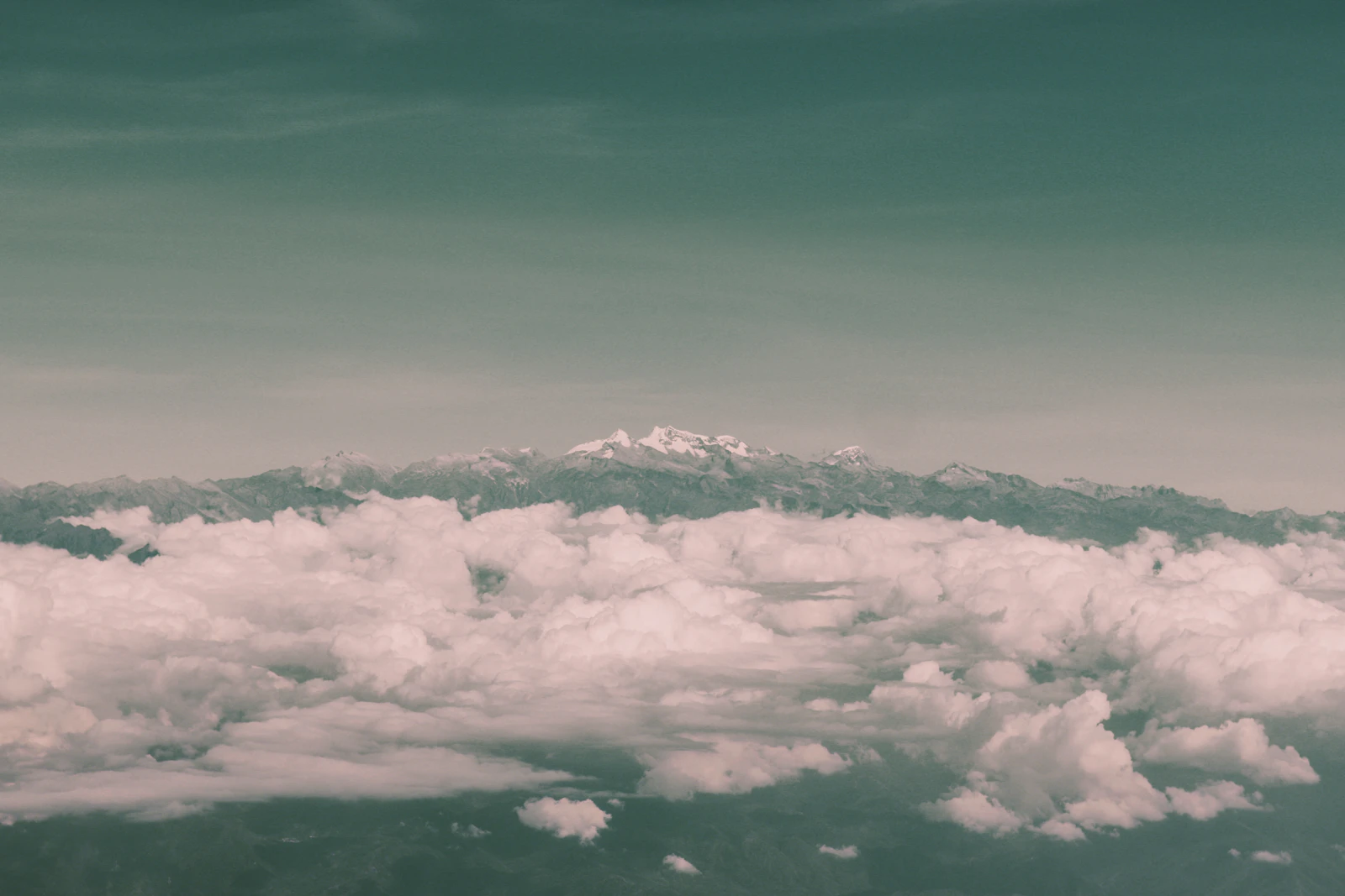 Vista aérea de la Sierra Nevada de Santa Marta entre nubes, Colombia