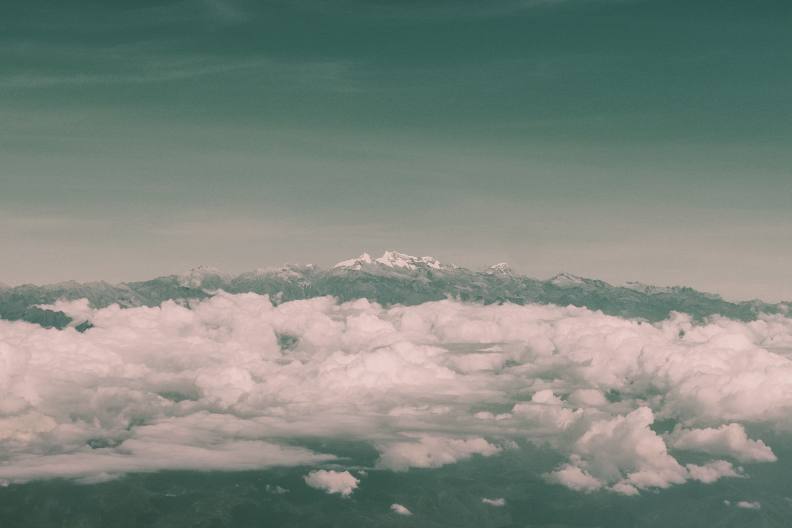 Vista de la Sierra Nevada de Santa Marta con sus picos nevados sobre el Caribe colombiano