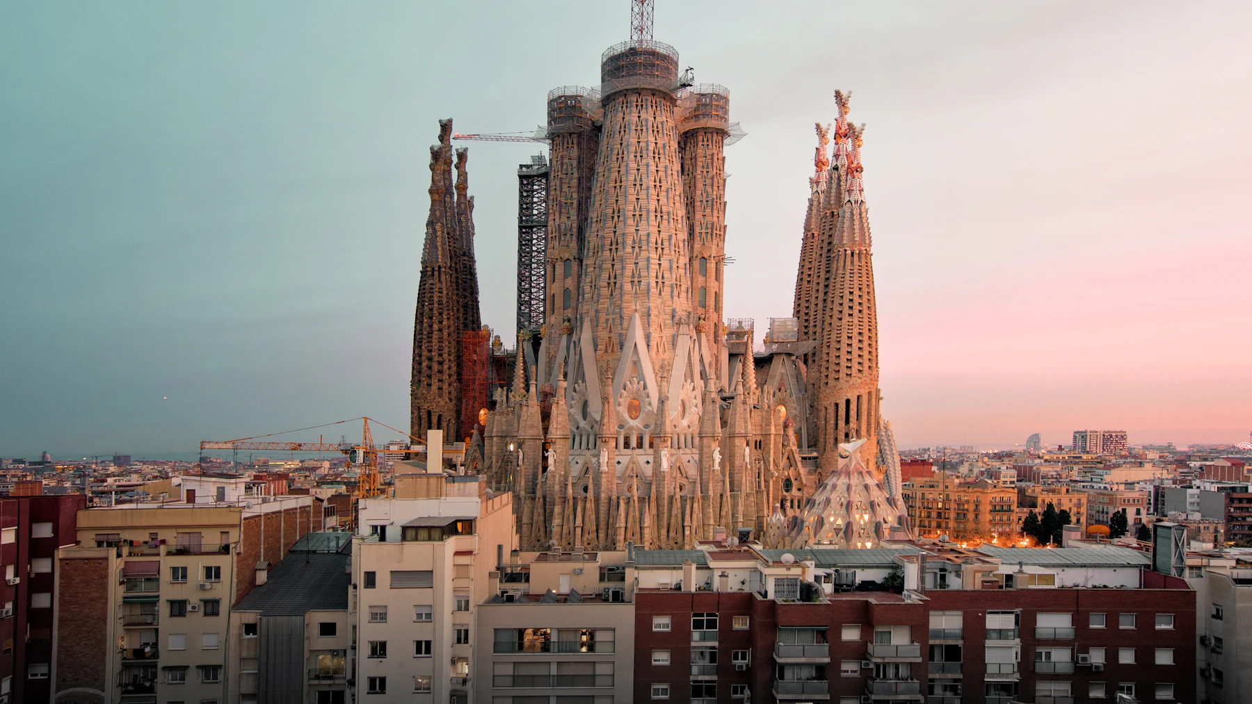 Sagrada Família bei Sonnenuntergang über den Dächern