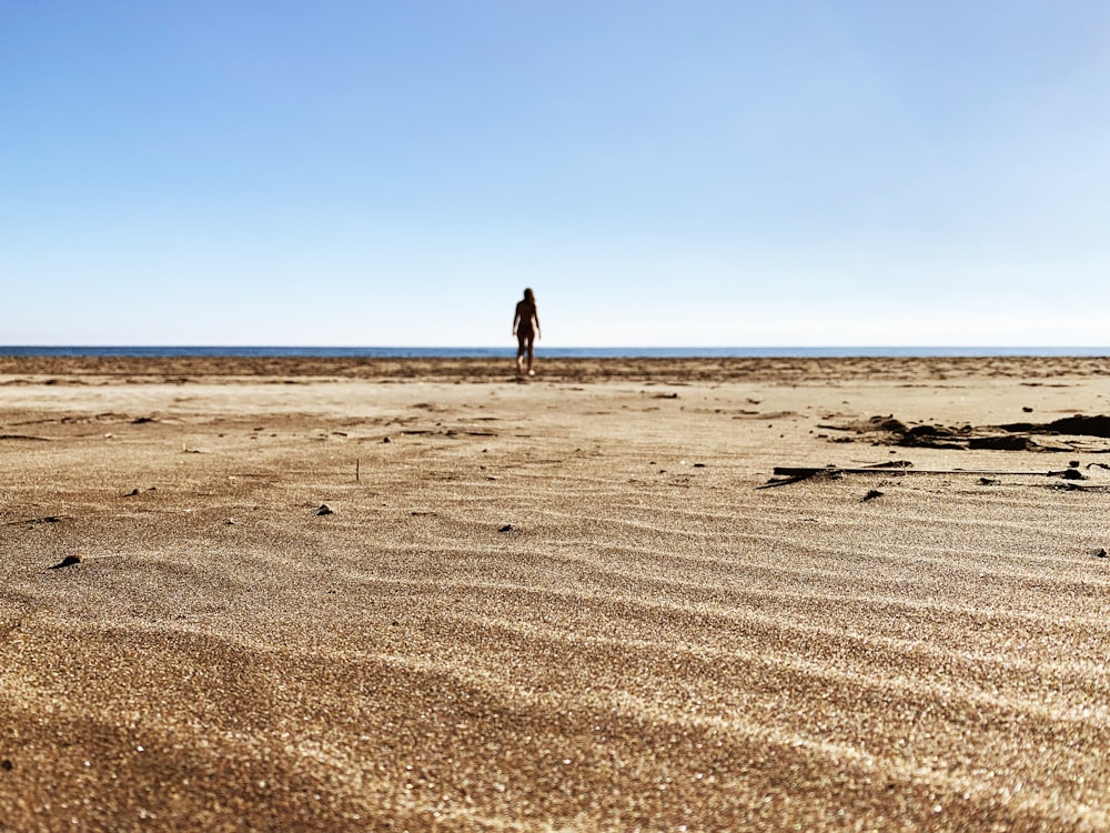 donna che cammina sulla sabbia