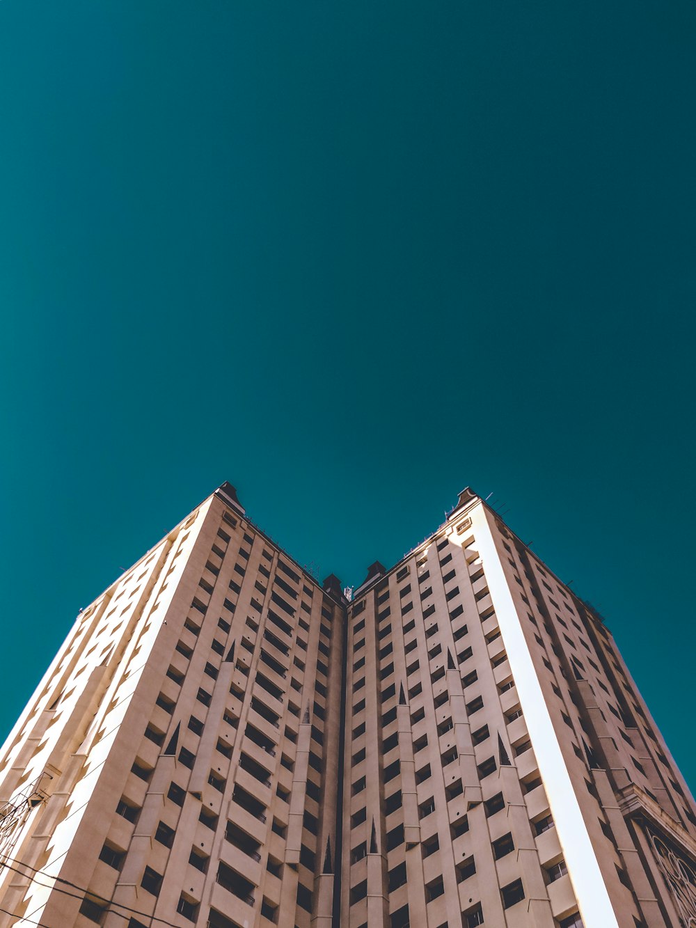 Un edificio muy alto con un fondo de cielo