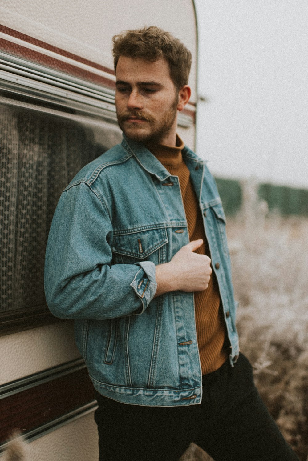 homme en veste en jean bleue