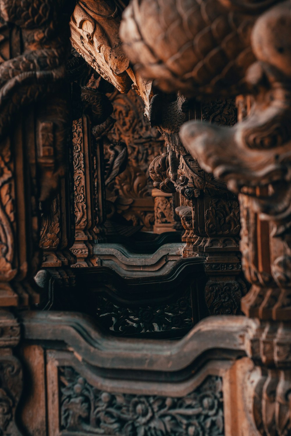 um close up de uma porta de madeira esculpida