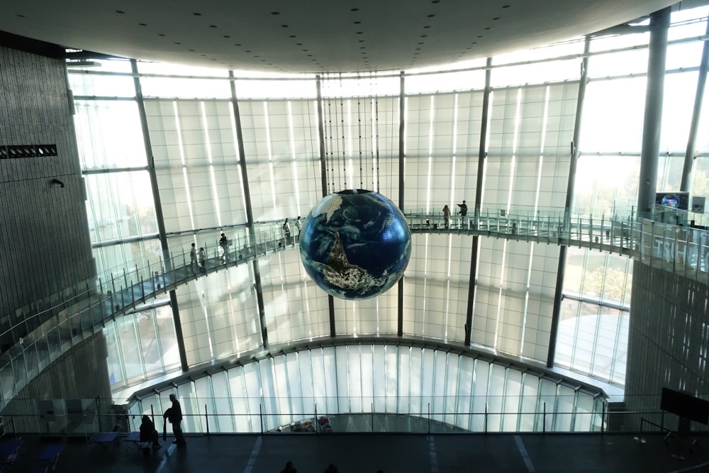 Decorazione a sfera a soffitto grigia