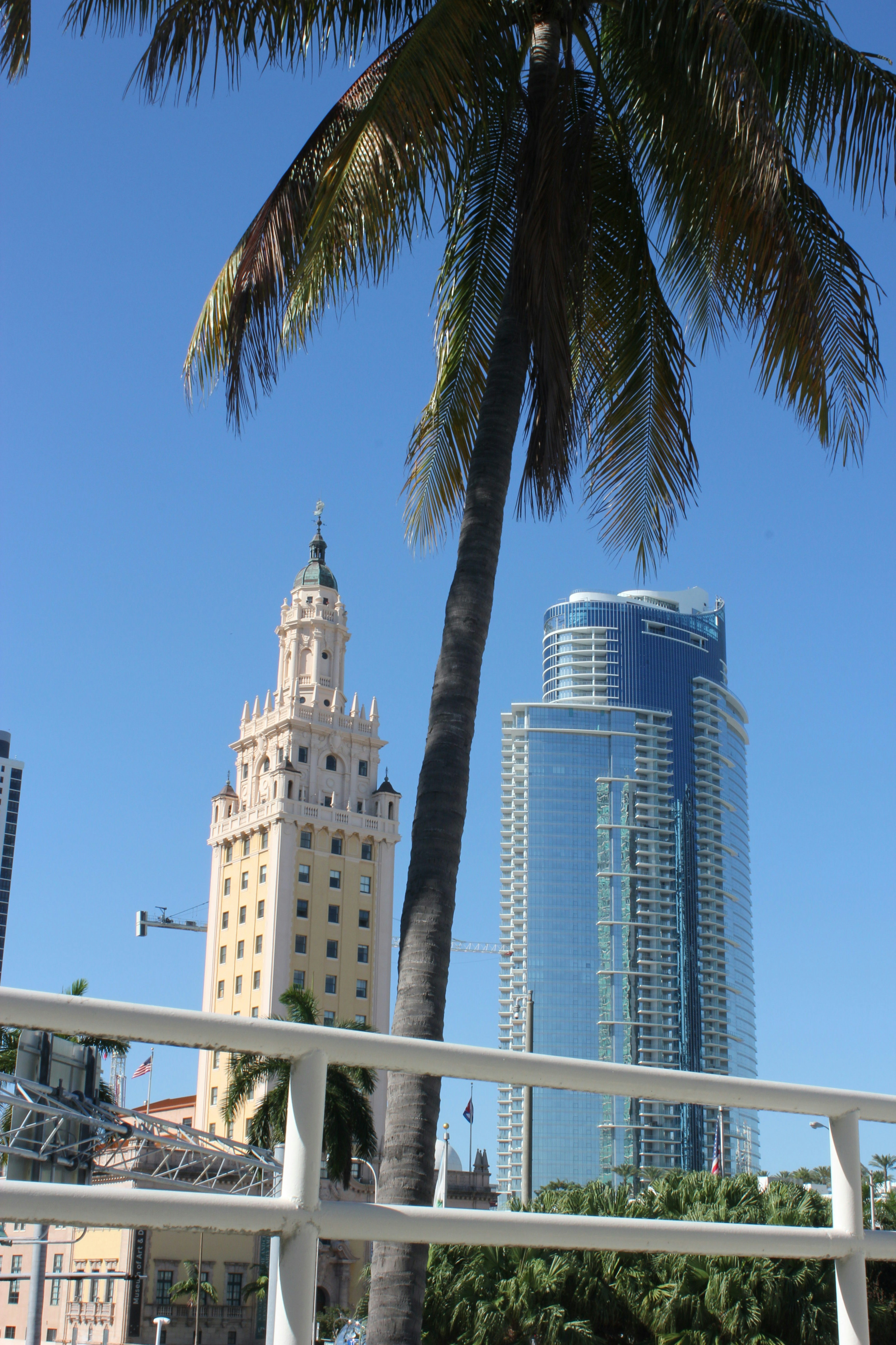 Vorhangfassaden-Hochhaus neben weißem Betongebäude