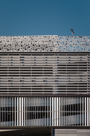 Modern building facade featuring sleek, durable decorative elements by Söve Decore.
