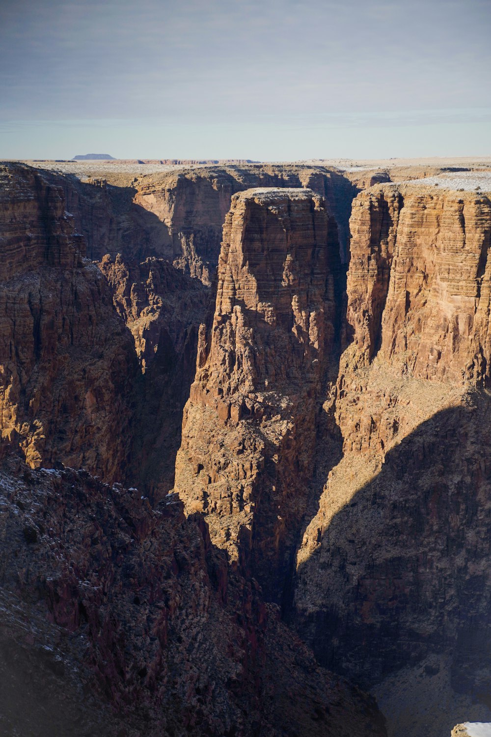 Parque Nacional do Grand Canyon sob o céu branco e azul