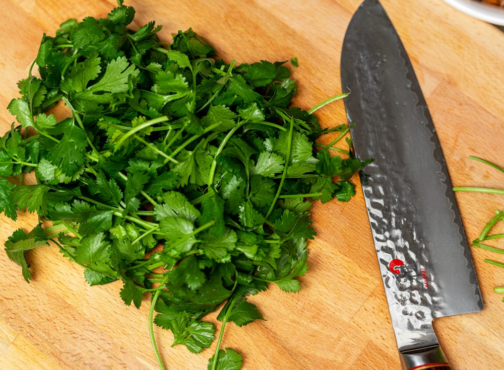 灰色のナイフの横の緑の野菜